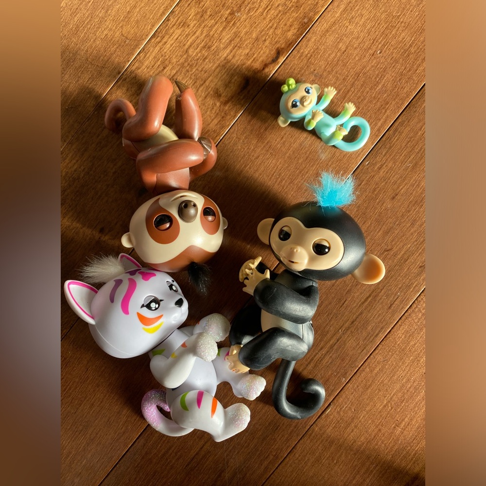 3 Fingerlings Light-Up Baby Tiger, Monkey & Sloth- Interactive Toys